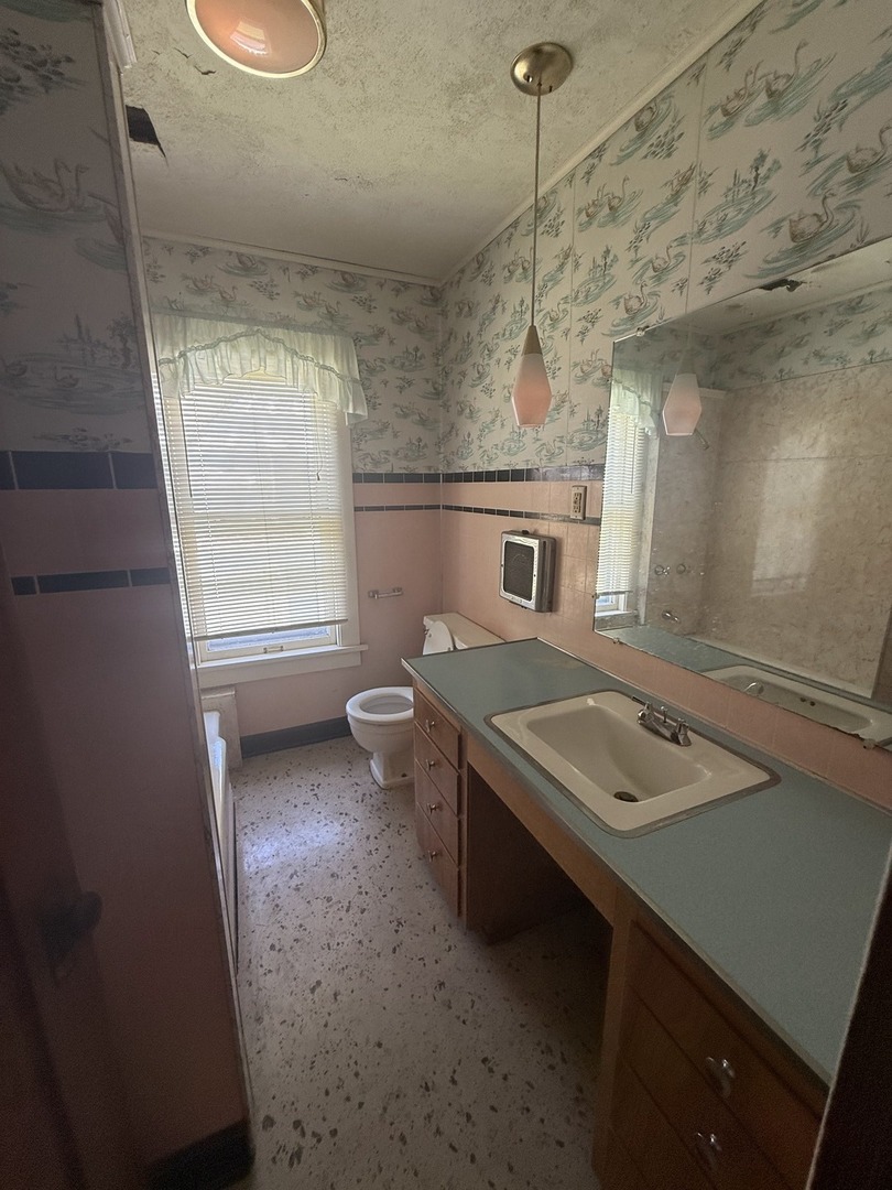 503 East Main Street Morrison, IL 61270 - Photo 15 of 42 a room with furniture and window