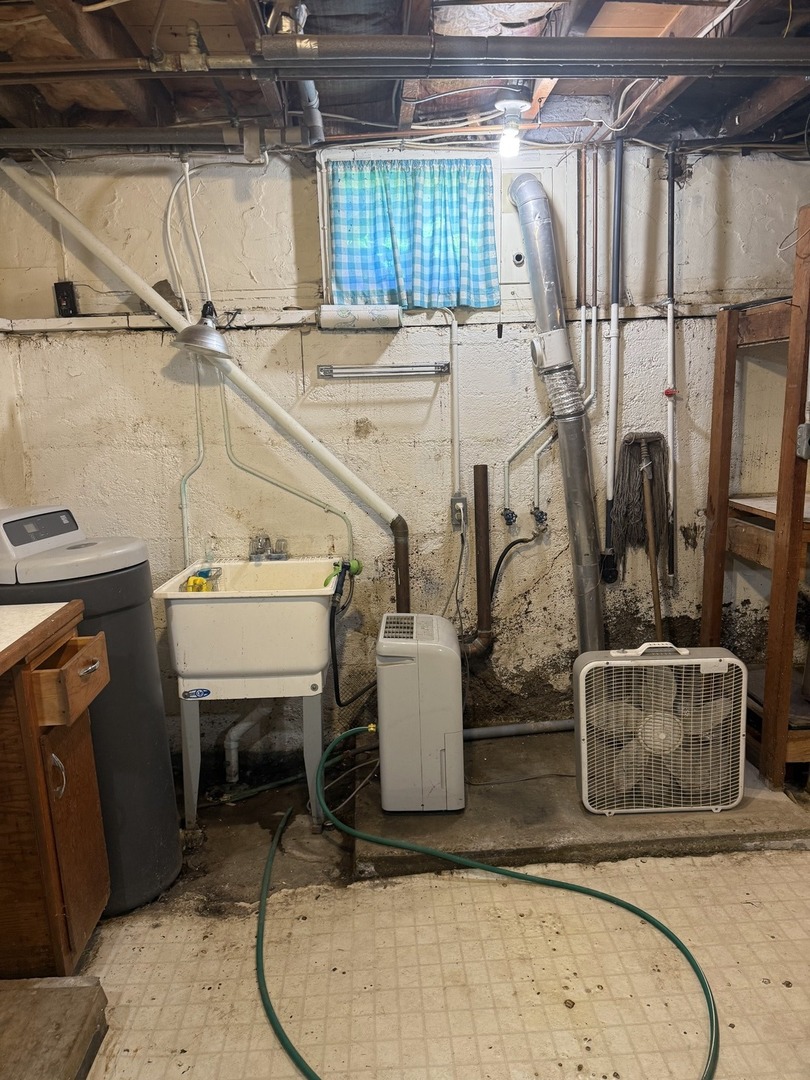 503 East Main Street Morrison, IL 61270 - Photo 23 of 42 a room with gym equipment