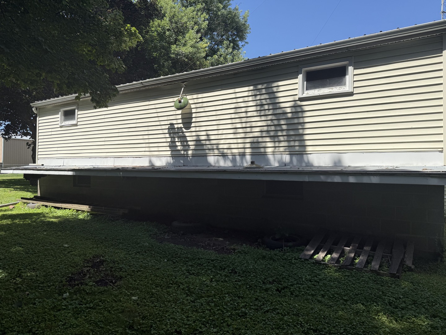 503 East Main Street Morrison, IL 61270 - Photo 42 of 42 a front view of a house having yard