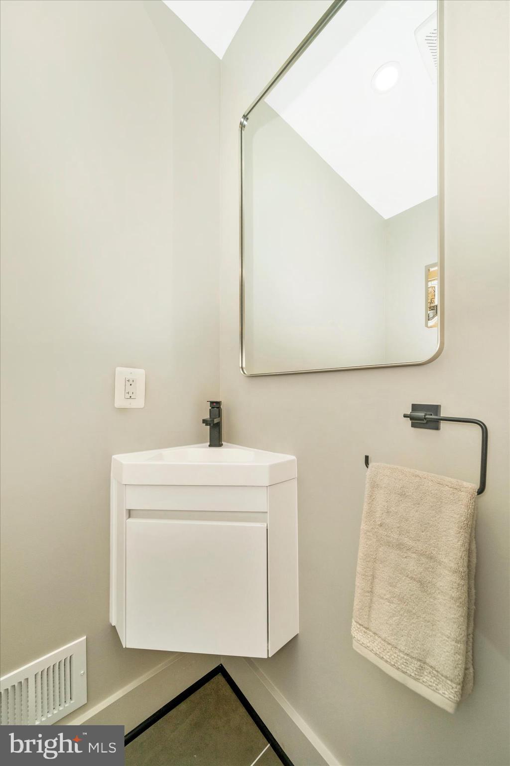 10405 Inwood Avenue Silver Spring, MD 20902 - Photo 17 of 52 a utility room with dryer and washer