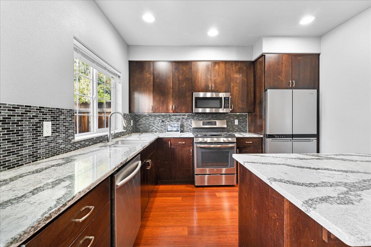 647 Shadow Way Central Point, OR 97502 - Photo 5 of 28 Gallery Image 5