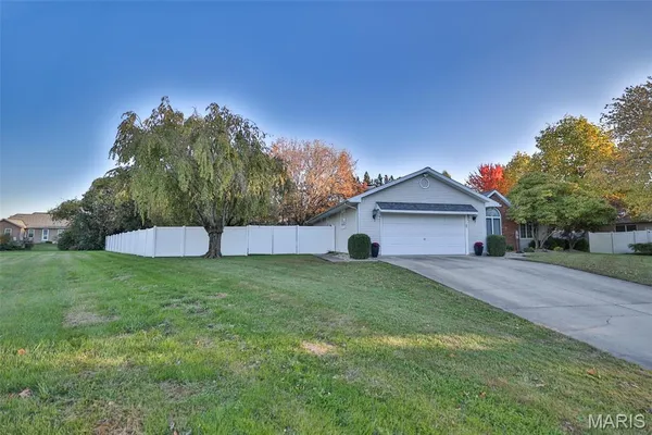 $345,000 | 12 Cottonwood Glen Drive, Glen Carbon, IL 62034