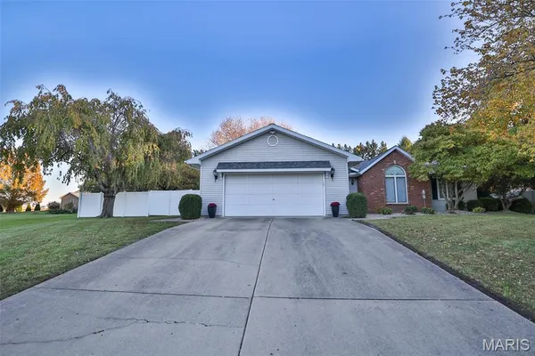 $345,000 | 12 Cottonwood Glen Drive, Glen Carbon, IL 62034