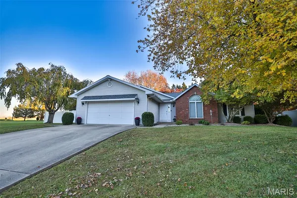 $345,000 | 12 Cottonwood Glen Drive, Glen Carbon, IL 62034