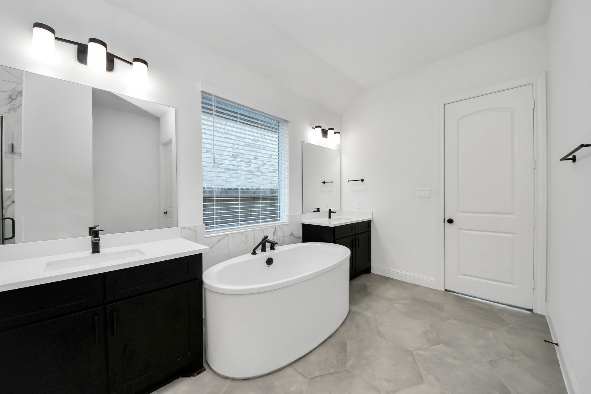 11914 Parsifal Creek Road Humble, TX 77346 - Photo 29 of 39 Primary Bathroom, double vanity, soaking tub, stand up shower