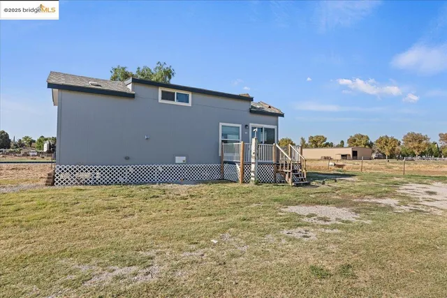 a view of a yard with an house