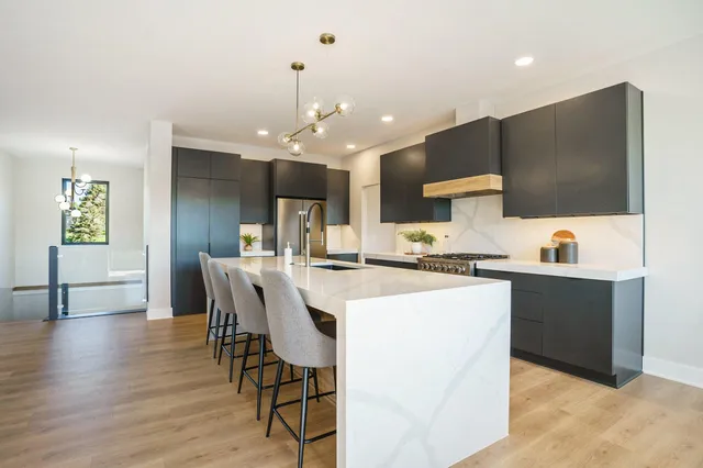 $975,000 | 6788 120th Avenue, Fennville, MI 49408