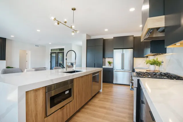 $975,000 | 6788 120th Avenue, Fennville, MI 49408