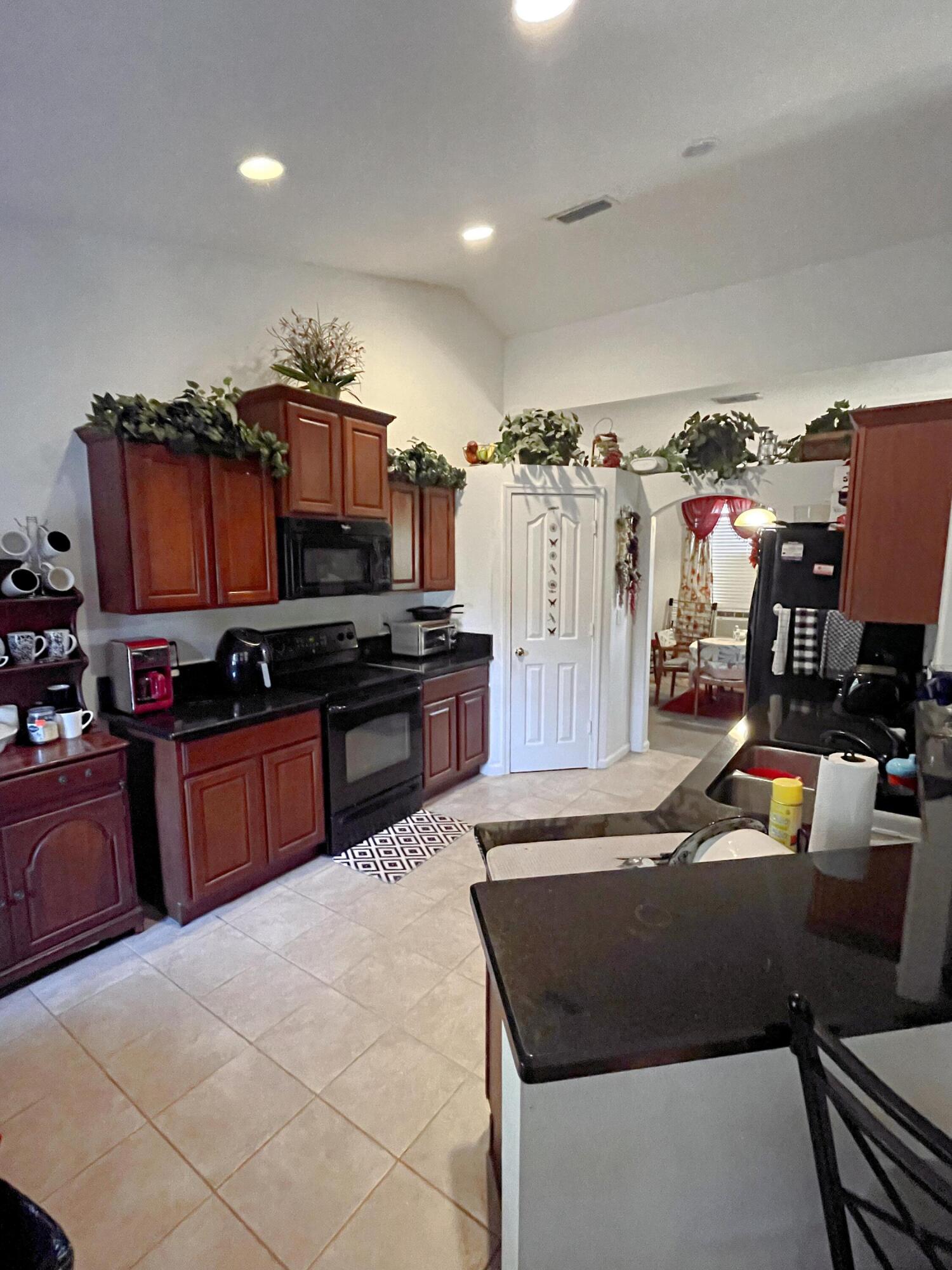 2099 Southwest Del Rio Boulevard Port St. Lucie, FL 34953 - Photo 8 of 21 Kitchen angle 2