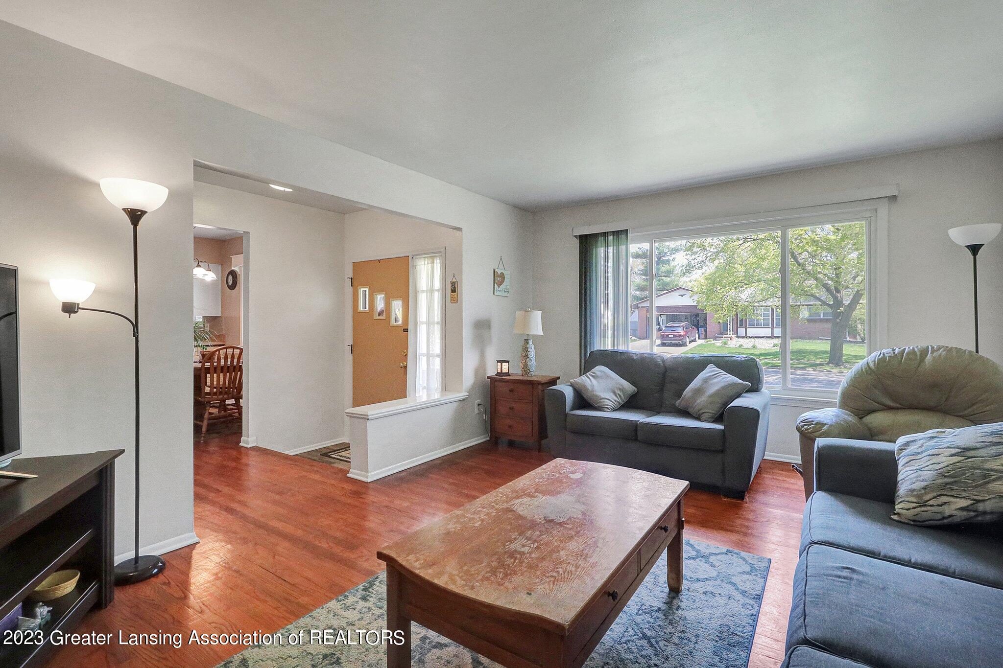 2818 Chatham Road Lansing, MI 48910 - Photo 2 of 27 Living Room
