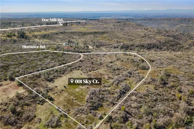 a view of a pathway next to a building