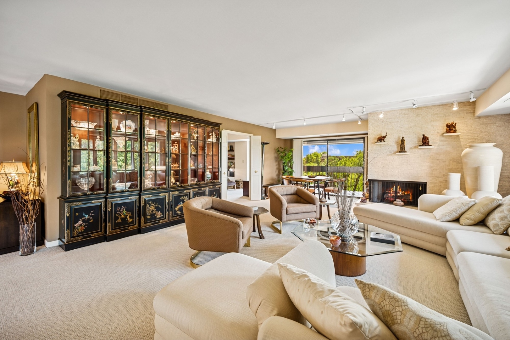 1671 Mission Hills Road, Unit 501 Northbrook, IL 60062 - Photo 4 of 27 a living room with furniture and a large window