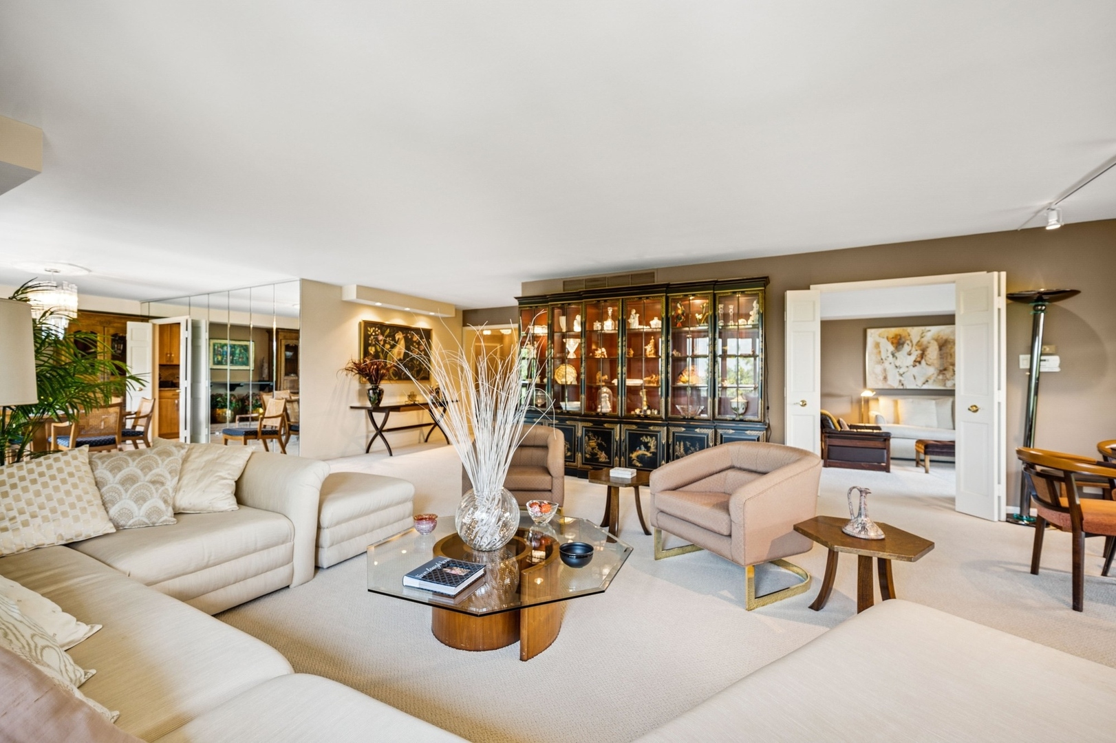1671 Mission Hills Road, Unit 501 Northbrook, IL 60062 - Photo 6 of 27 a living room with furniture and a large window