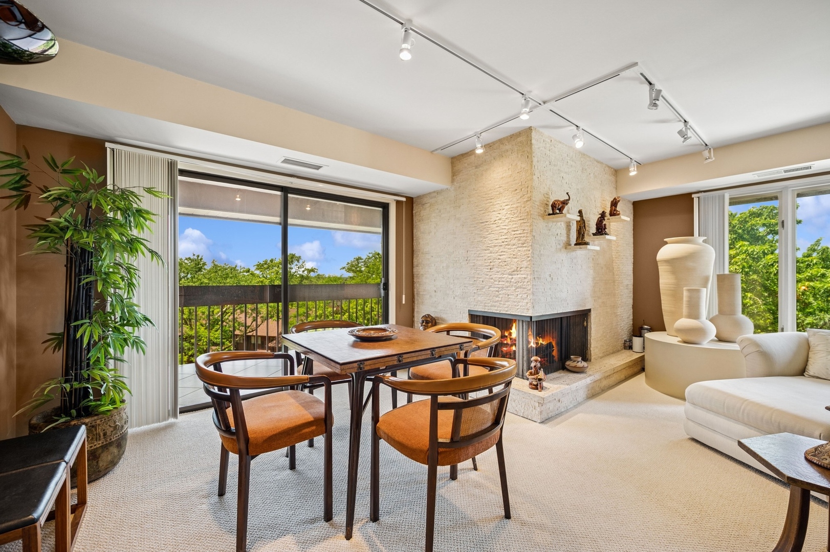 1671 Mission Hills Road, Unit 501 Northbrook, IL 60062 - Photo 7 of 27 a view of a livingroom with furniture and a potted plant