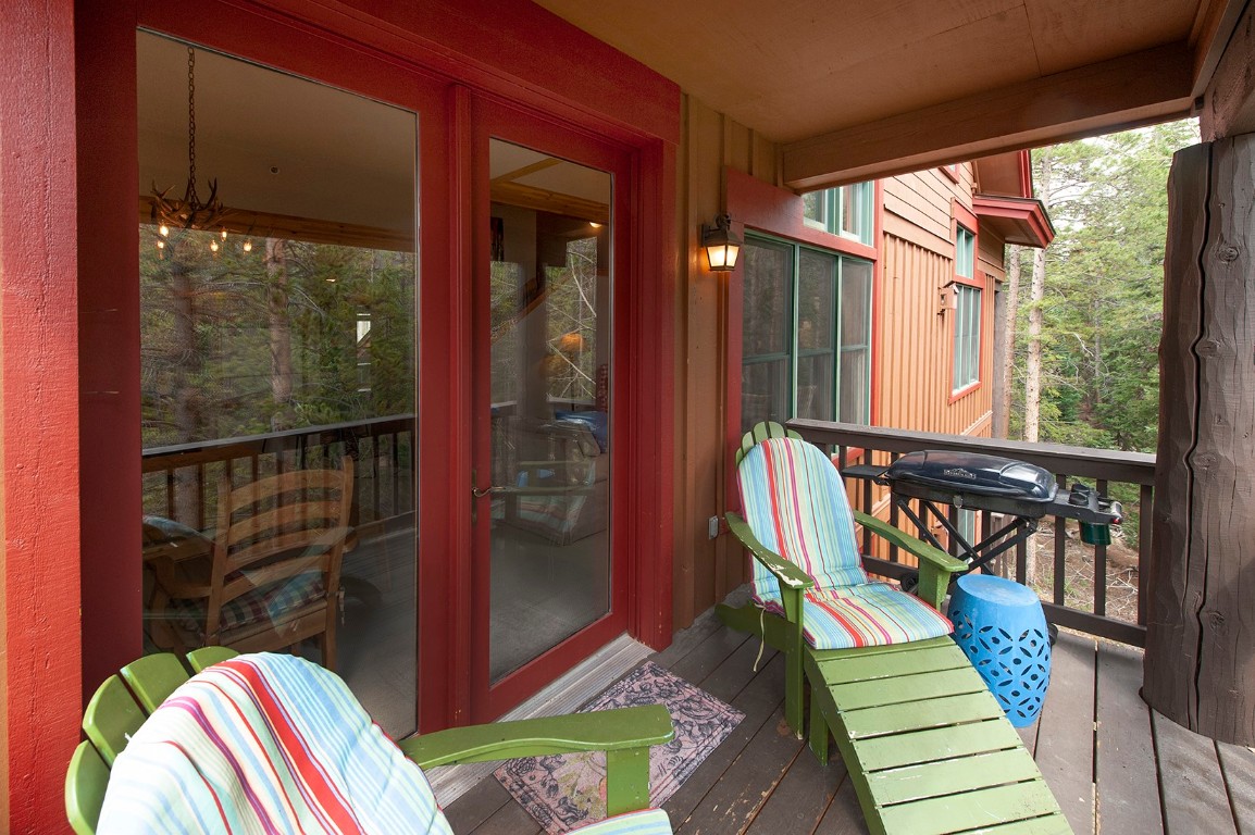 28 Trappers Crossing Trail, Unit 8760 Keystone, CO 80435 - Photo 13 of 37 a balcony with chairs and a potted plant