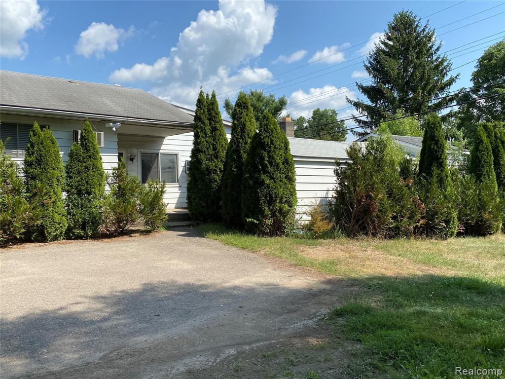 1405 South Hospital Road Waterford, MI 48327 - Photo 4 of 22