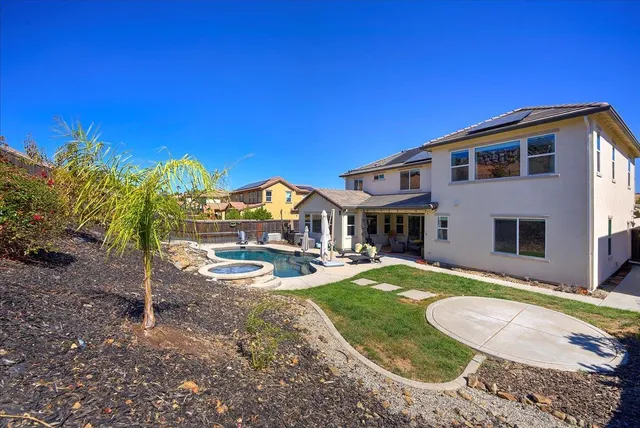 a view of a pathway with a back yard