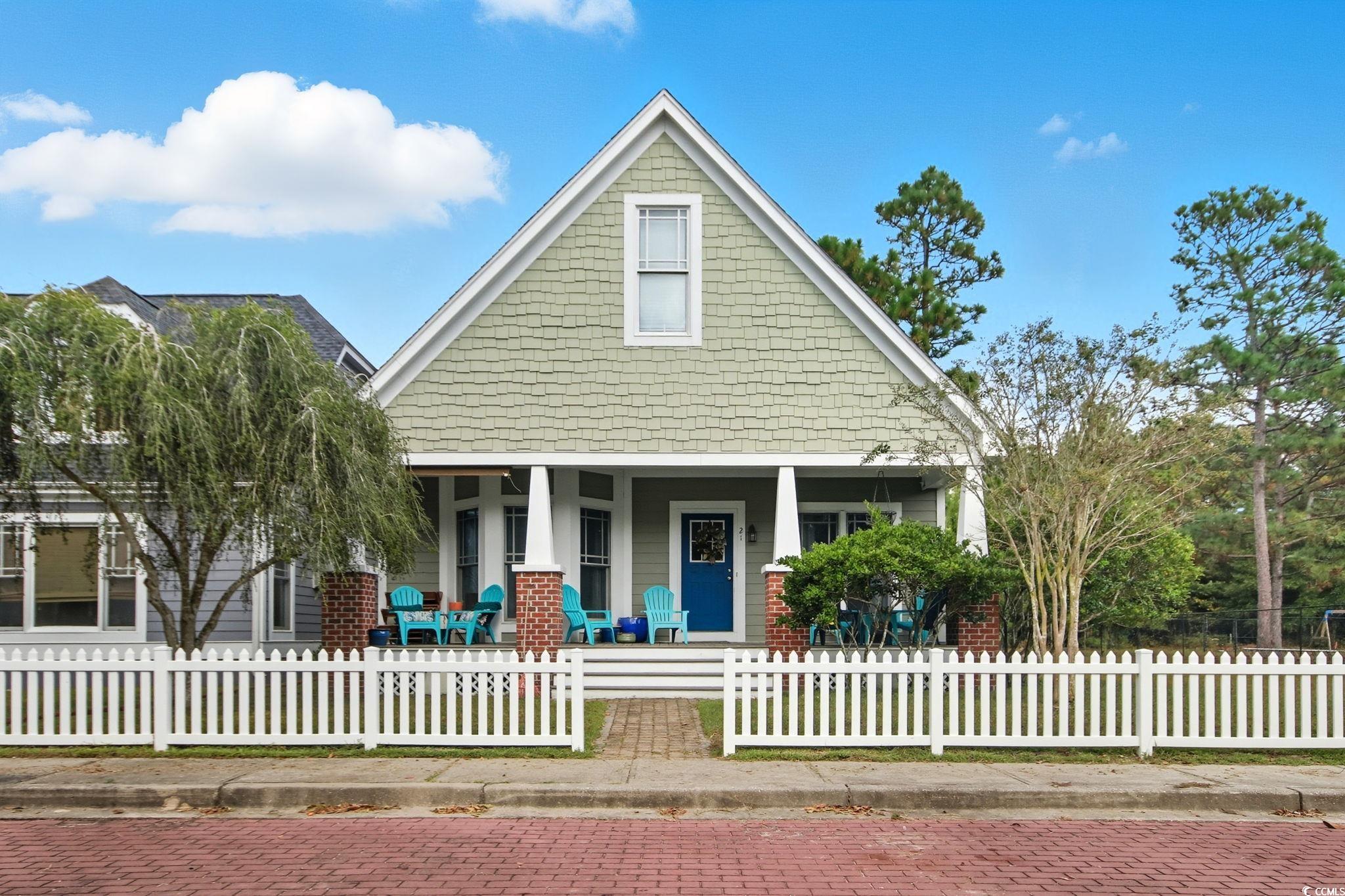 View of front facade with a porch and a fenced front yard