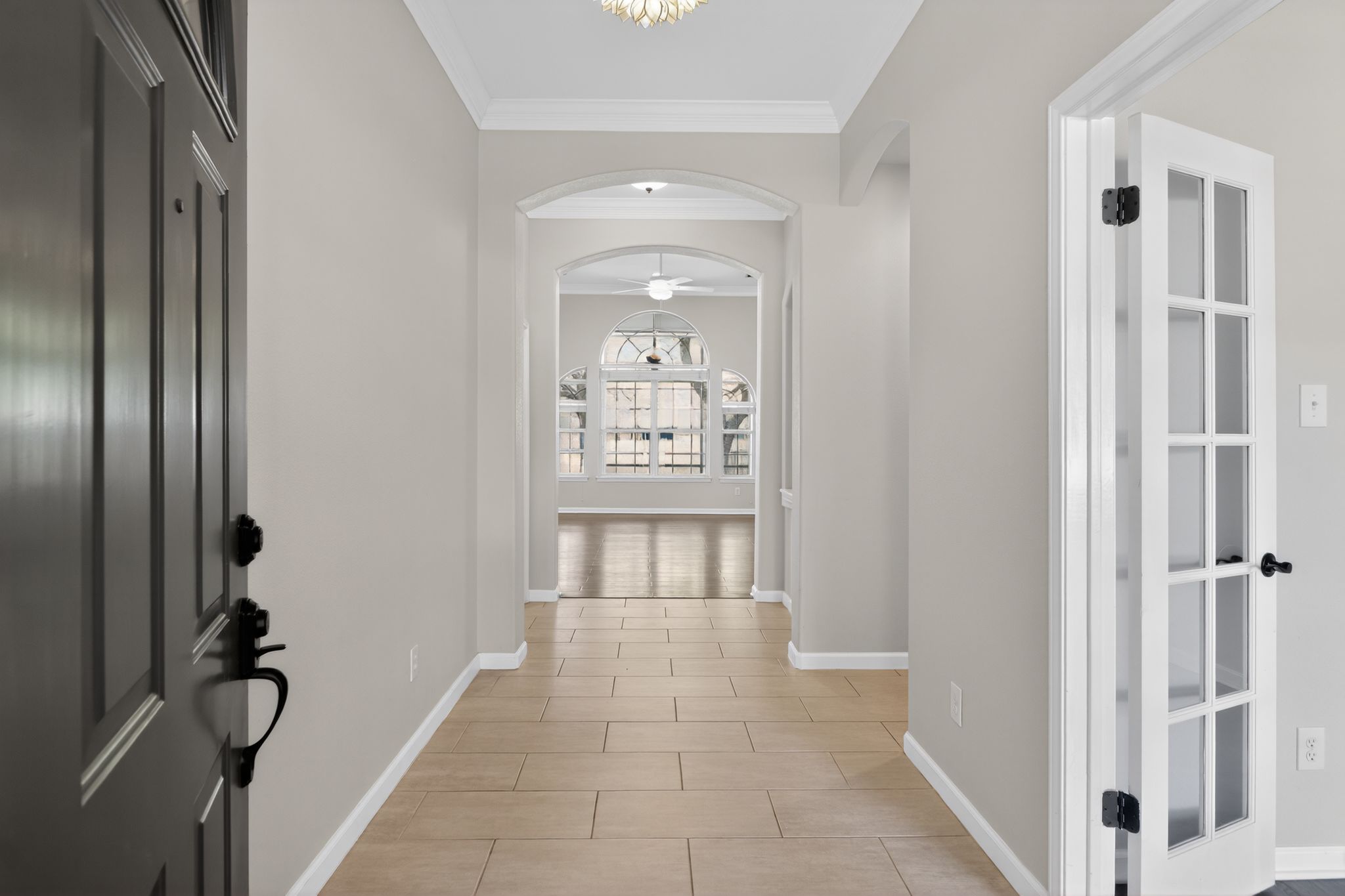 11918 Arbor Downs Road Austin, TX 78748 - Photo 4 of 29 Hallway with crown molding and arched walkways