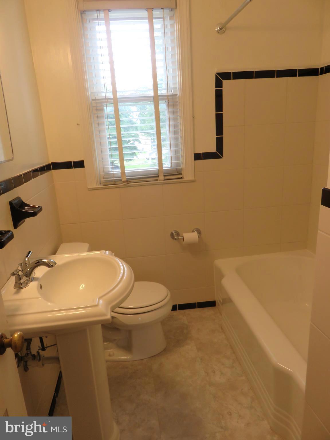 143 Hampshire Road Baltimore, MD 21221 - Photo 12 of 16 FAMILY BATH