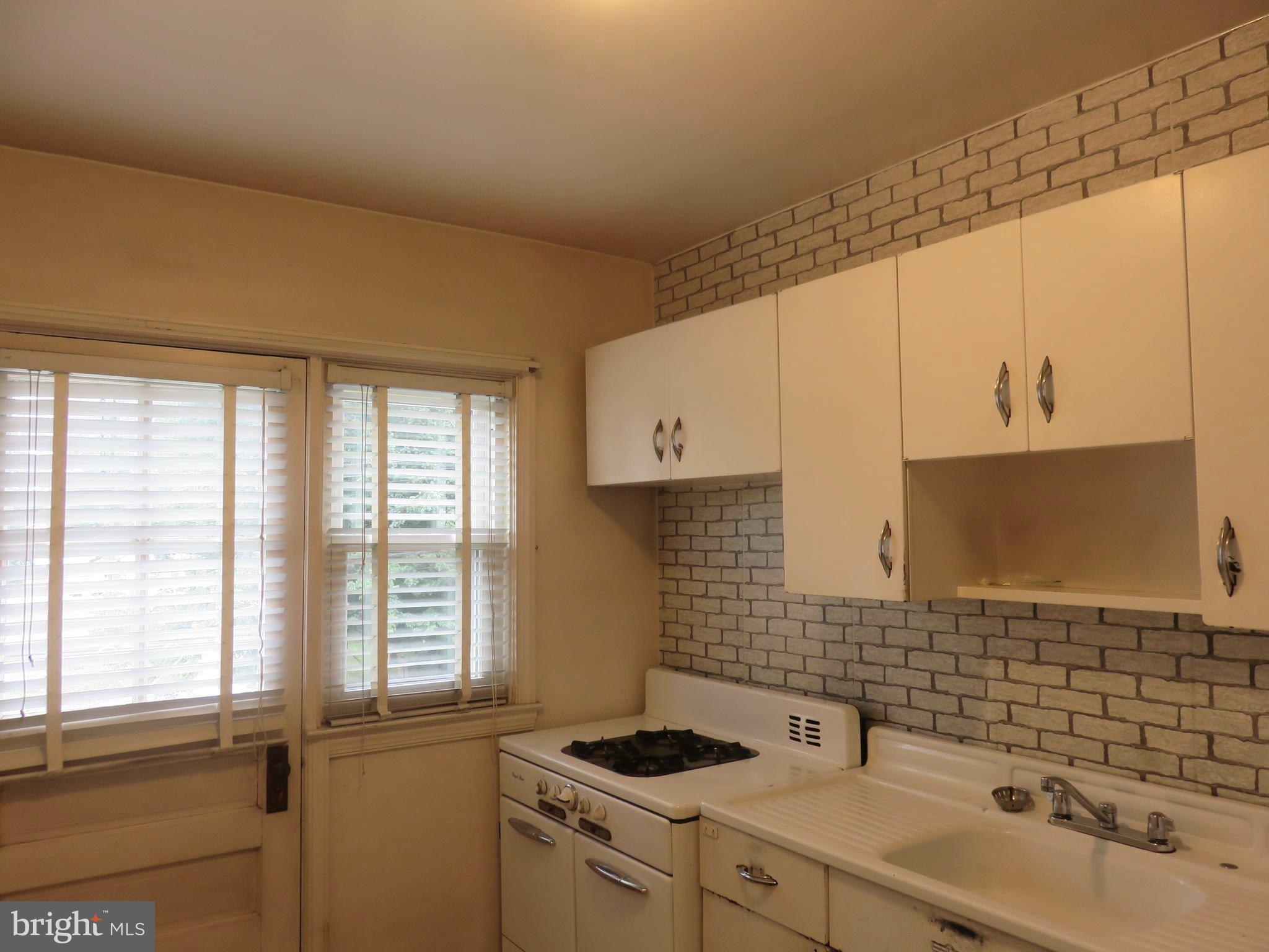 143 Hampshire Road Baltimore, MD 21221 - Photo 6 of 16 SUNNY & BRIGHT KITCHEN