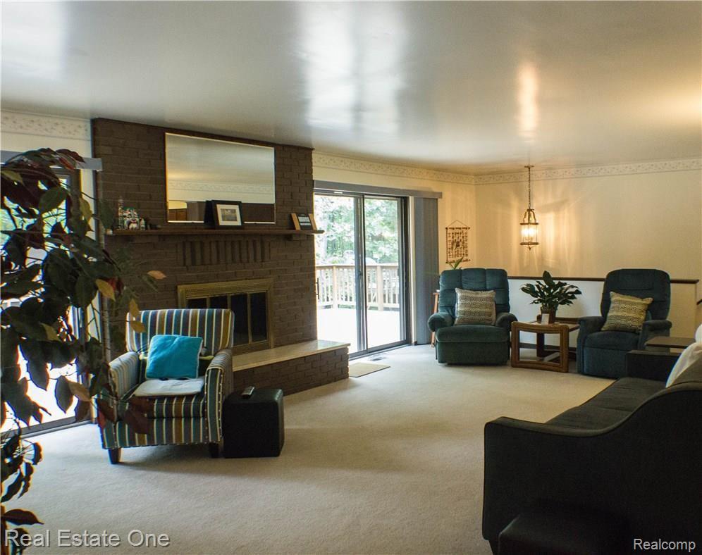 8911 River Valley Road Brighton, MI 48116 - Photo 10 of 34 FAMILY ROOM