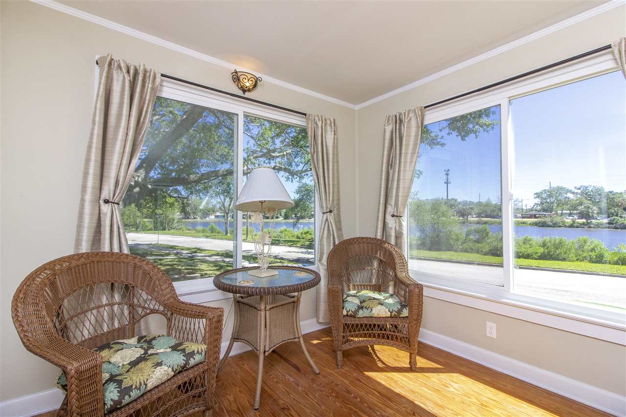 26 Rio Vista Drive St. Augustine, FL 32084 - Photo 16 of 91 a living room with large windows
