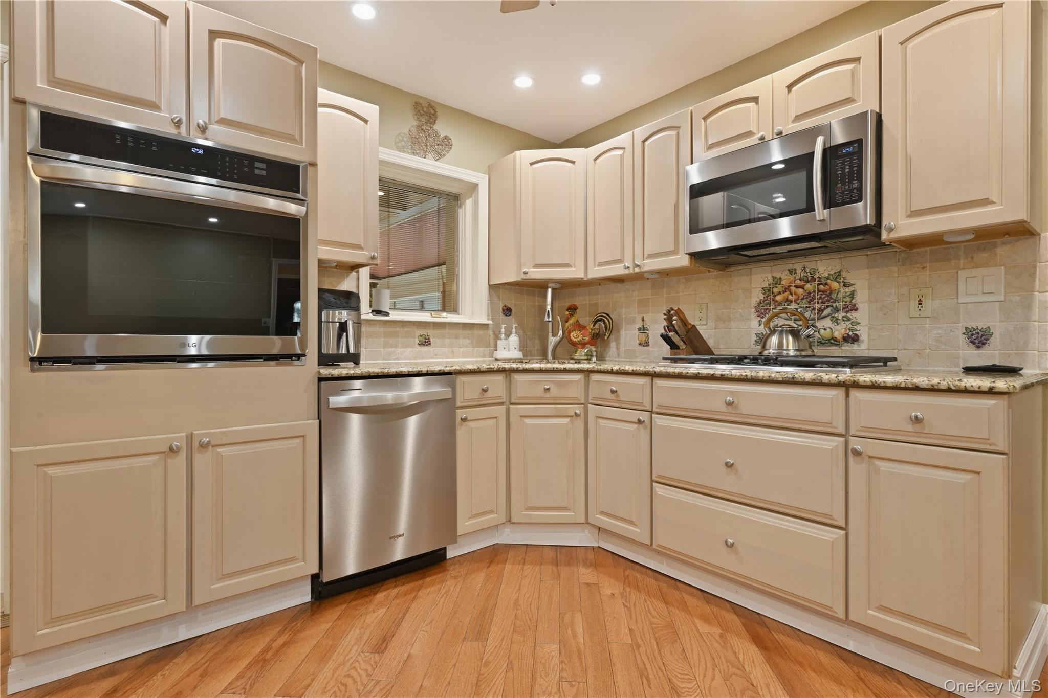 19 Berkshire Road Bethpage, NY 11714 - Photo 8 of 42