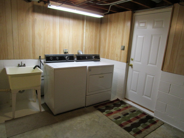 18542 Bock Road Lansing, IL 60438 - Photo 20 of 30 a room with a sink and a window