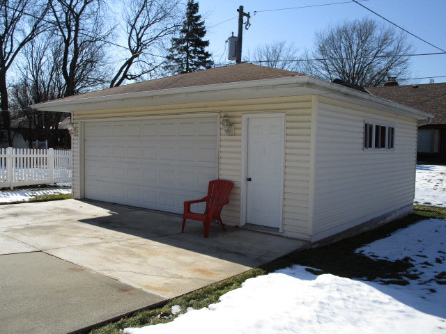 18542 Bock Road Lansing, IL 60438 - Photo 25 of 30 a backyard of a house with table and chairs