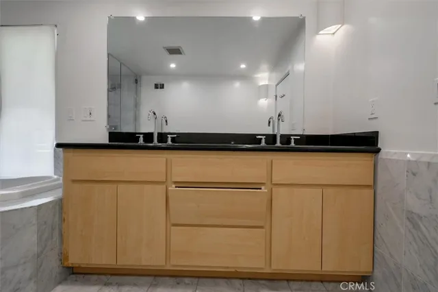 a view of a house with backyard and garden