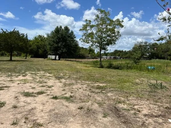 a view of a houses with a big yard