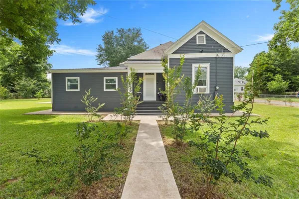 $300,000 | 1419 North Sycamore Street, Palestine, TX 75803