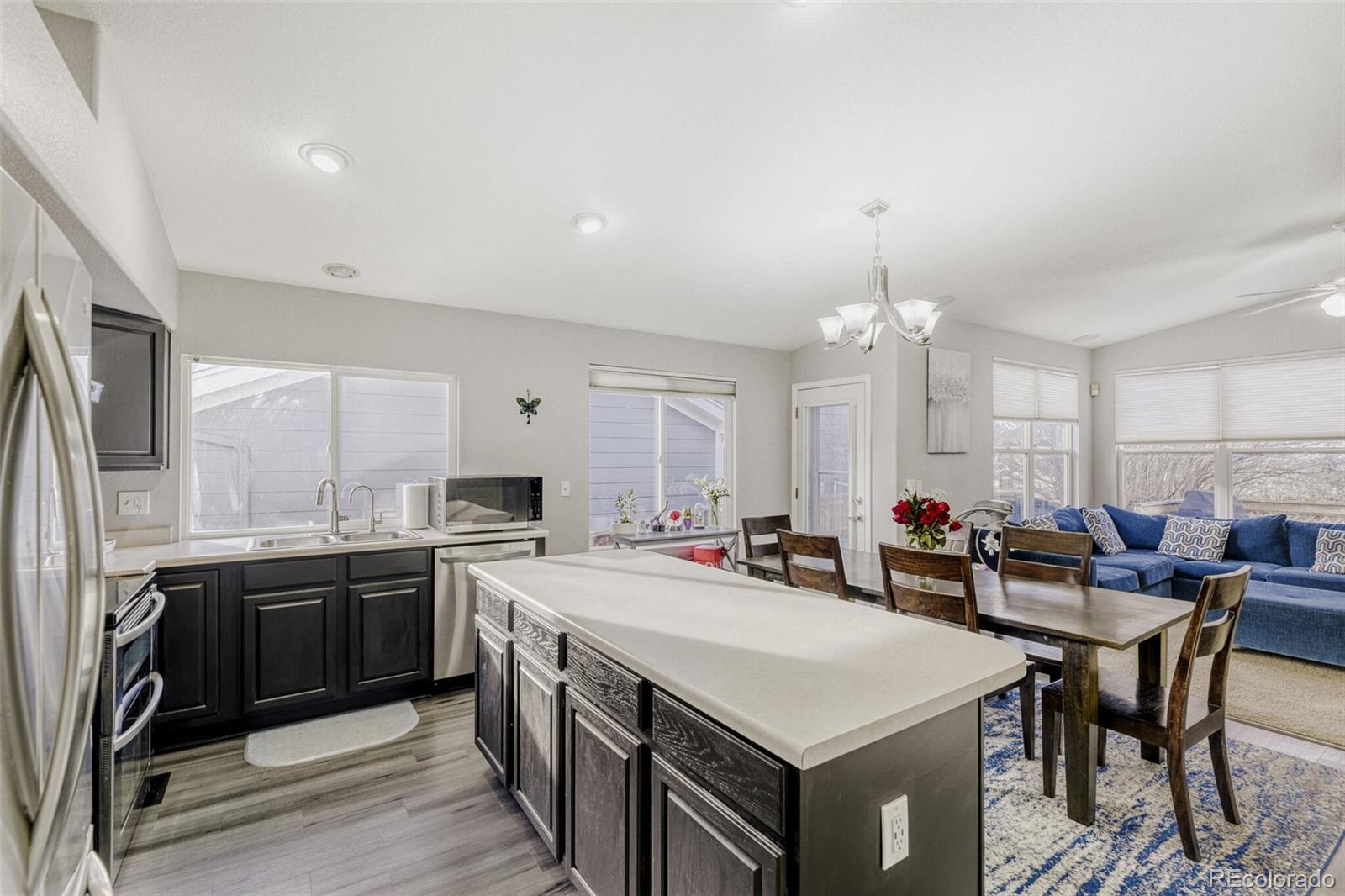 7085 Leopard Gate Lone Tree, CO 80124 - Photo 4 of 26 a kitchen that has a table and chairs in it