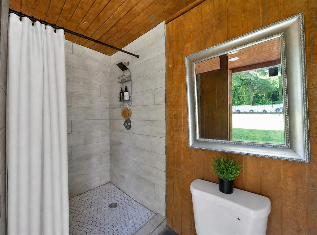 620 East 6th Street Springtown, TX 76082 - Photo 25 of 40 a bathroom with a shower and a toilet