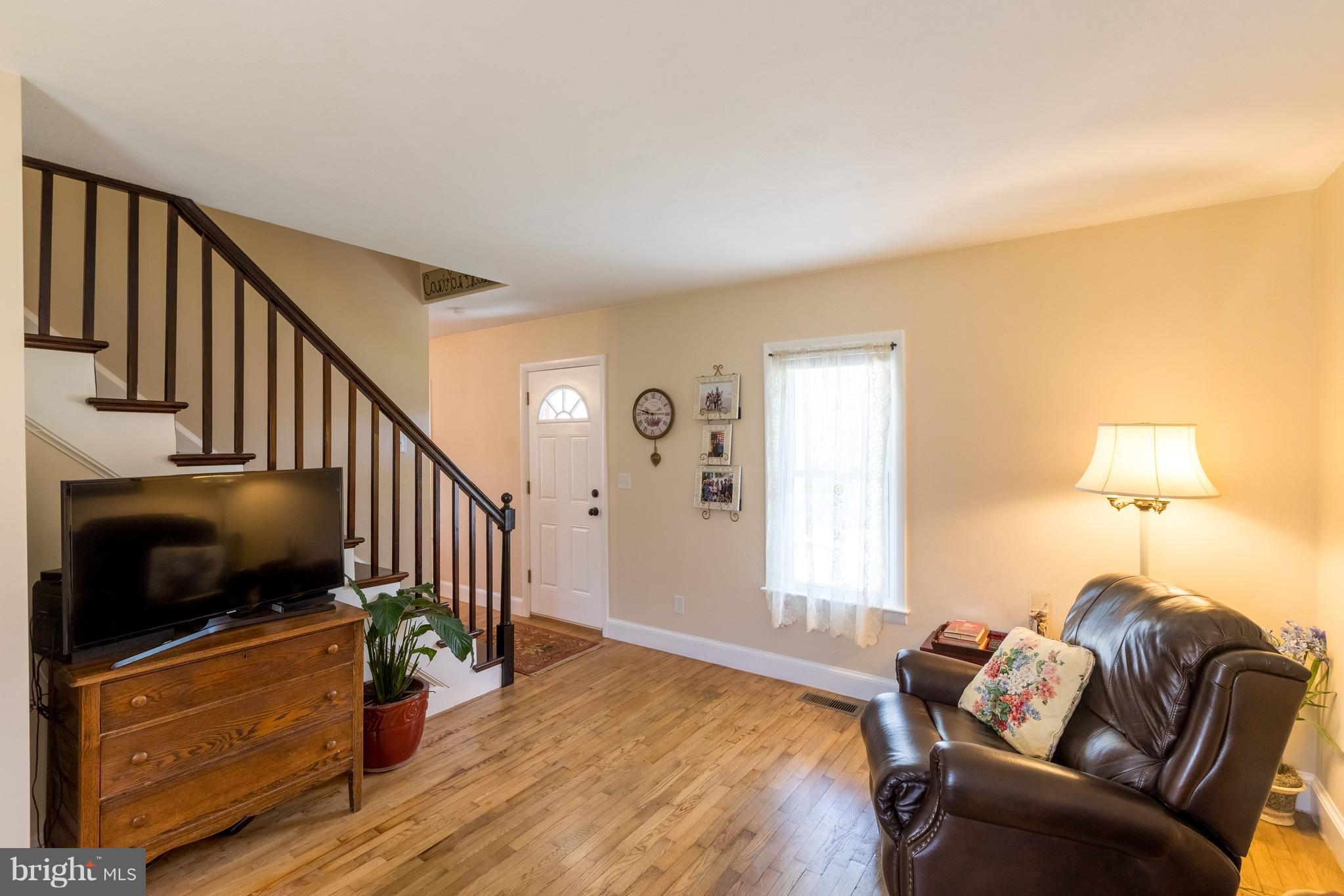 288 Chapel Road Middletown, VA 22645 - Photo 11 of 31 Living Room