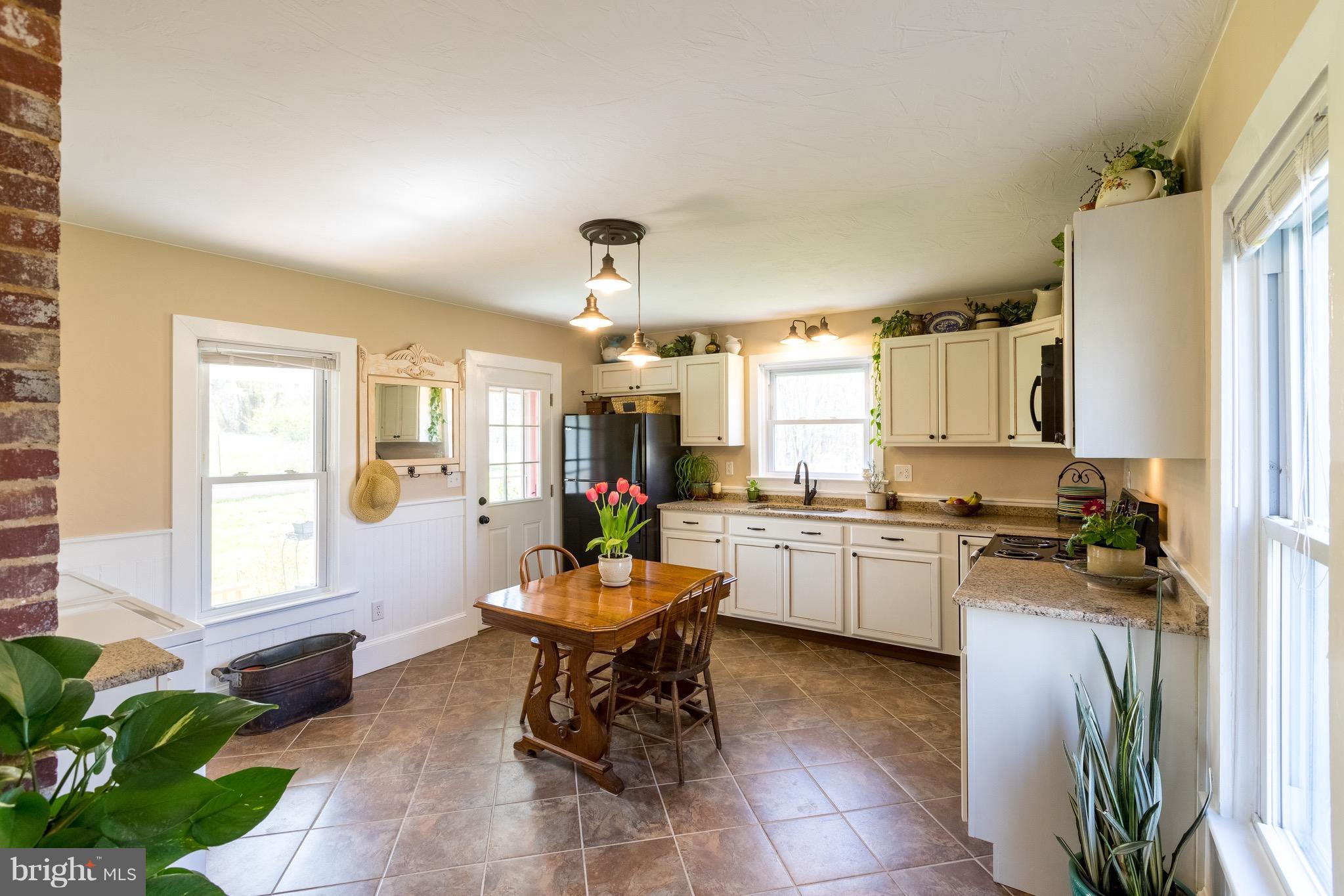 288 Chapel Road Middletown, VA 22645 - Photo 4 of 31 Kitchen