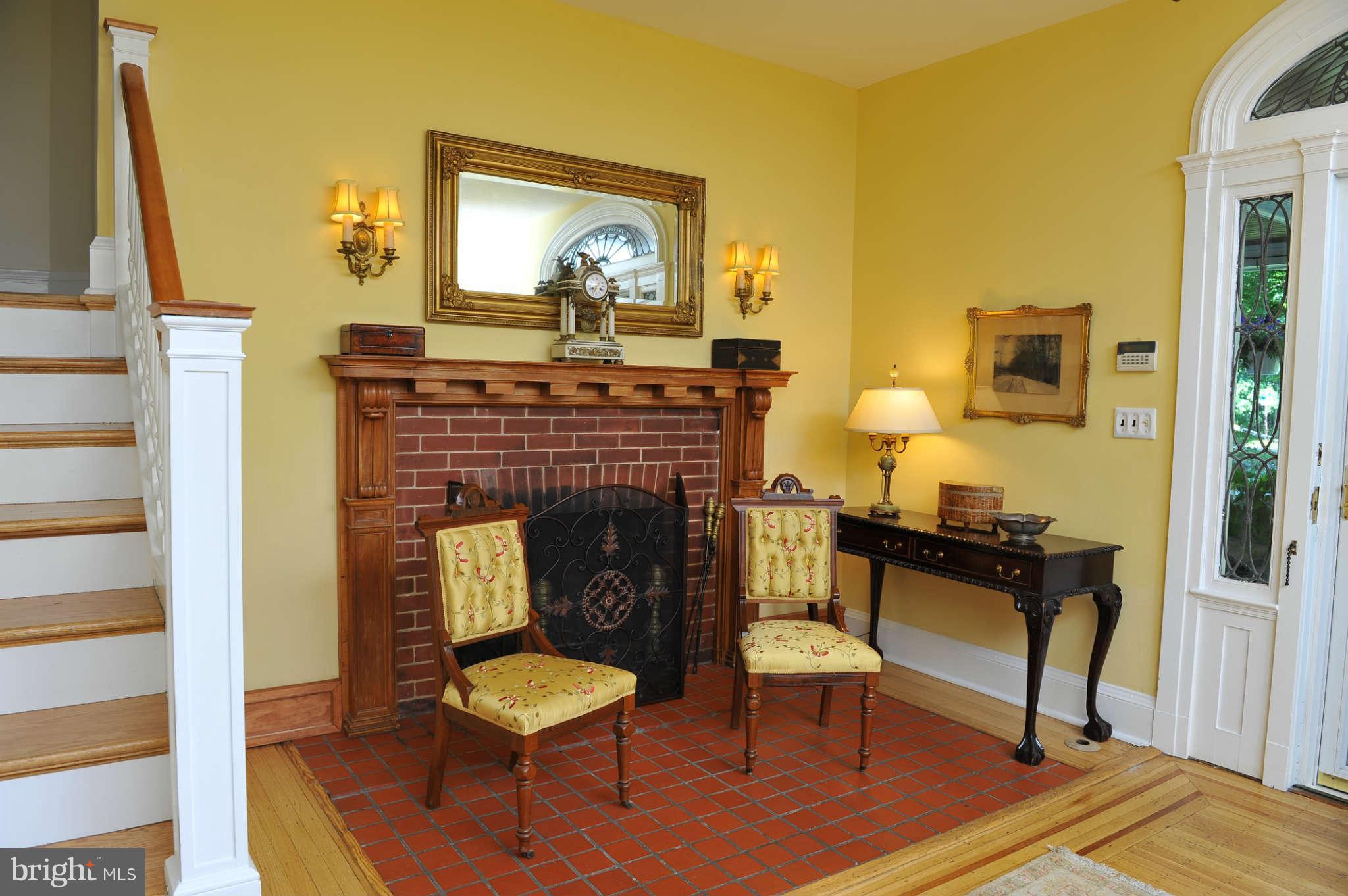 5004 Roland Avenue Baltimore, MD 21210 - Photo 5 of 25 Living Room