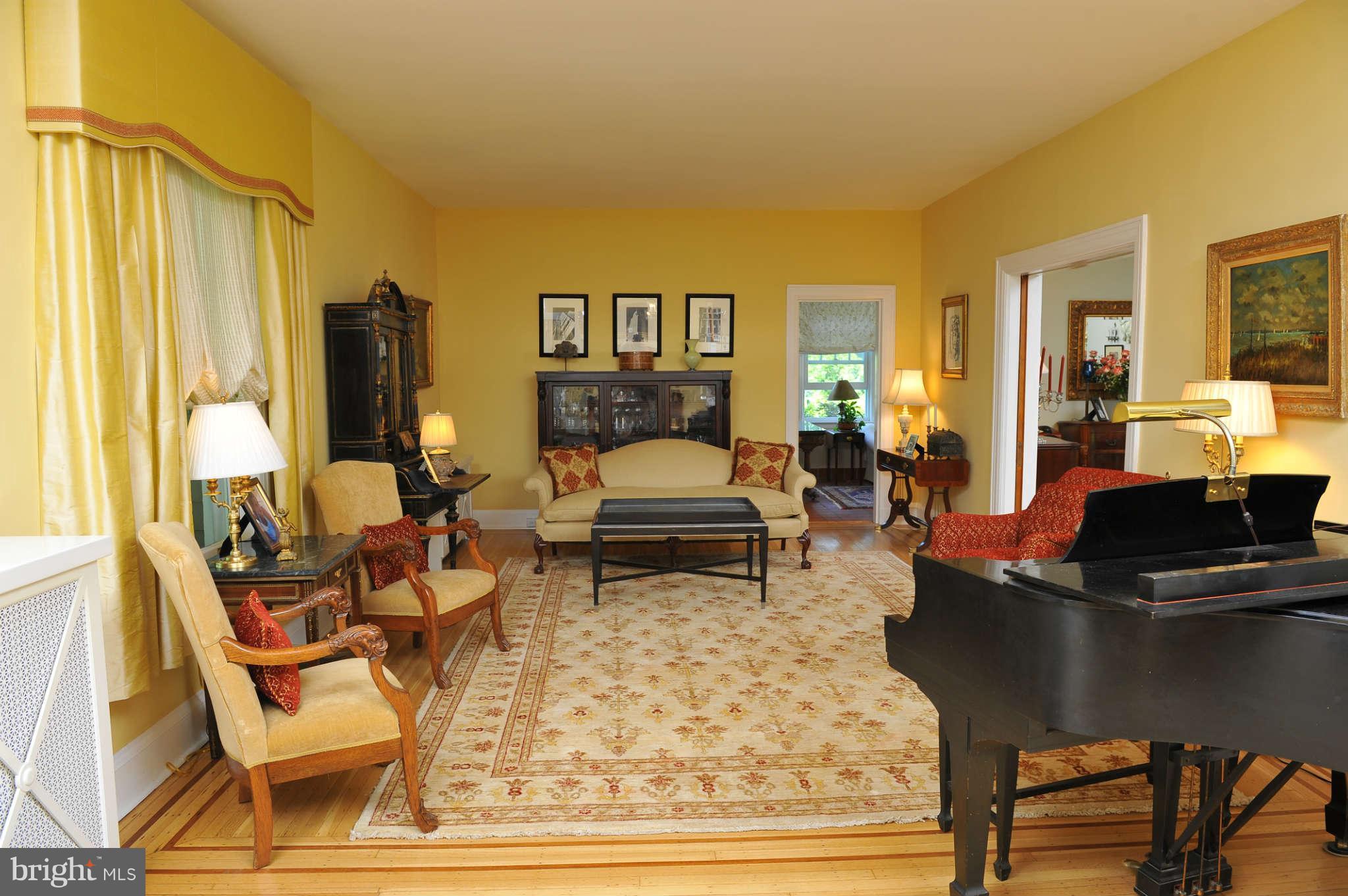 5004 Roland Avenue Baltimore, MD 21210 - Photo 6 of 25 Living Room