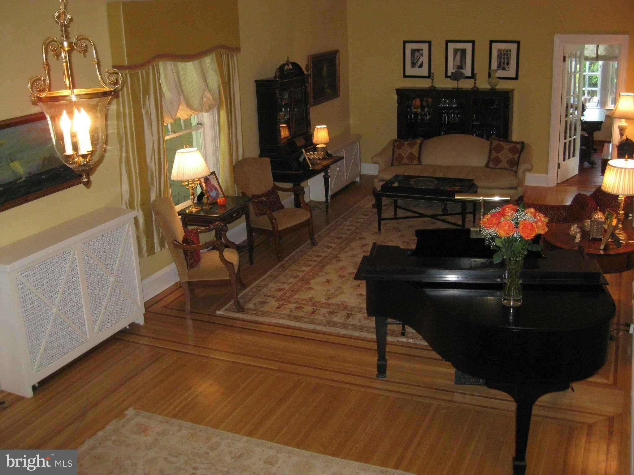 5004 Roland Avenue Baltimore, MD 21210 - Photo 7 of 25 Living Room