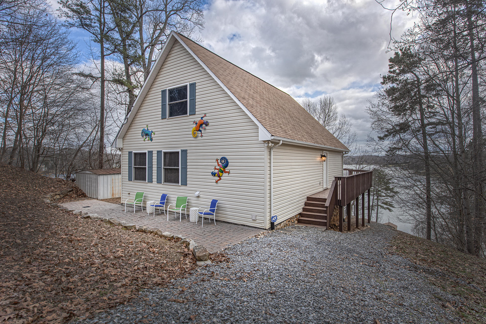a view of a house with backyard