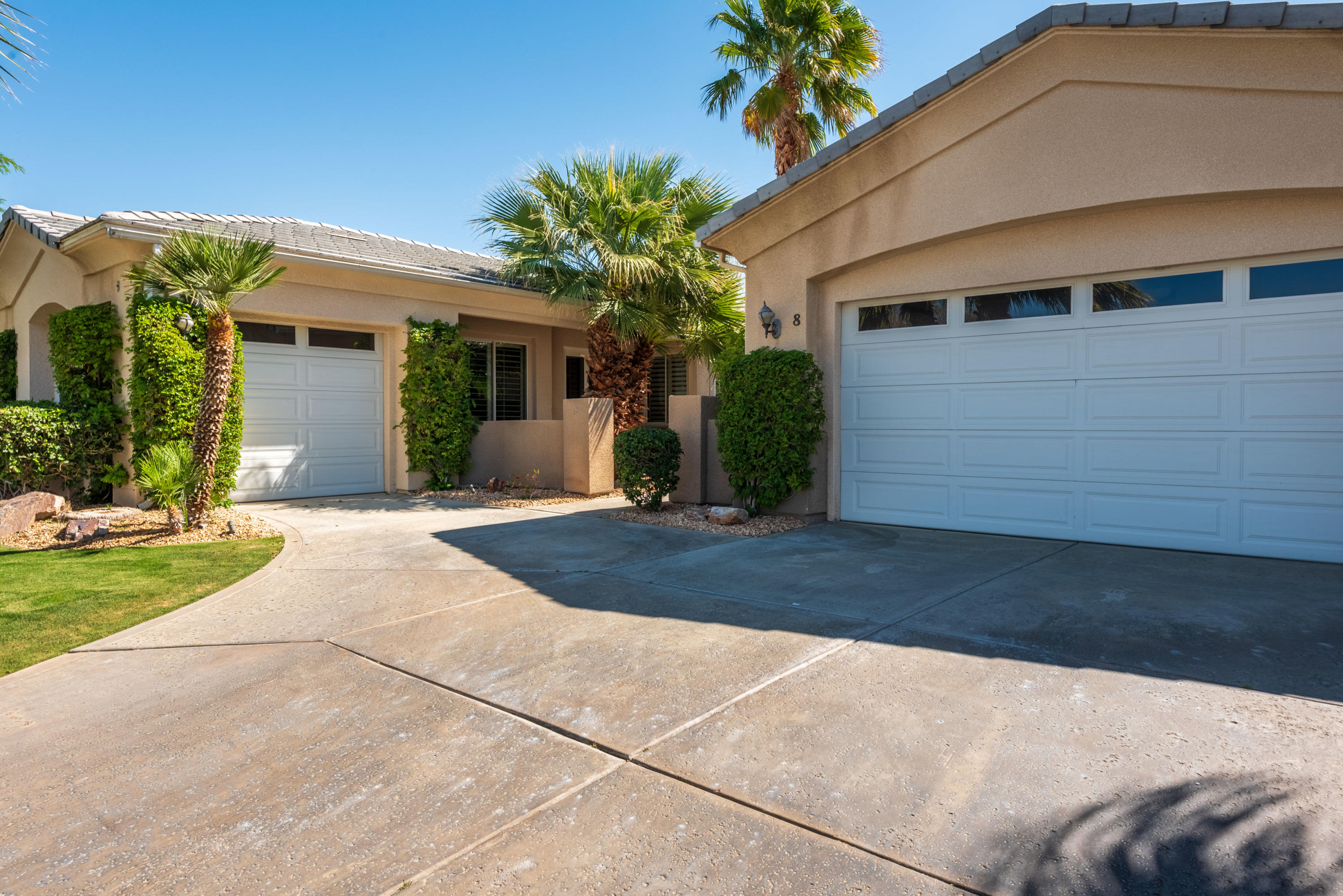 8 Bollinger Road Rancho Mirage, CA 92270 - Photo 3 of 62 8 Bollinger - Driveway and Garages