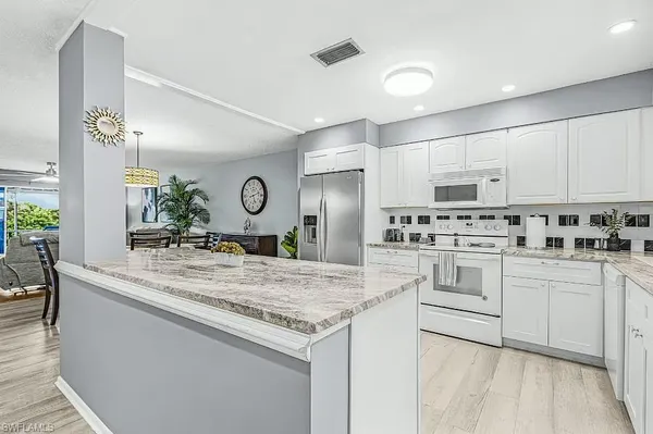 $2,500 | 600 Valley Stream Drive, Unit F8, Naples, FL 34113