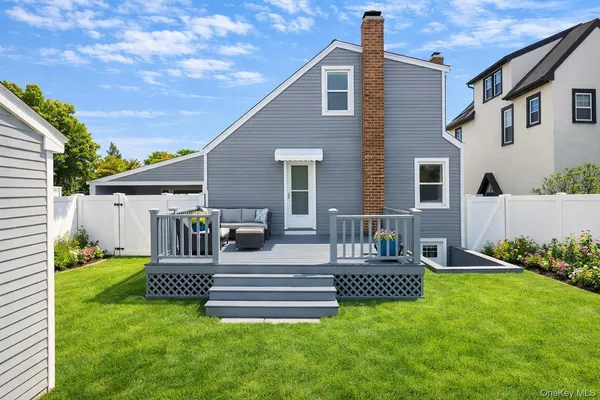 a view of a house with backyard and porch