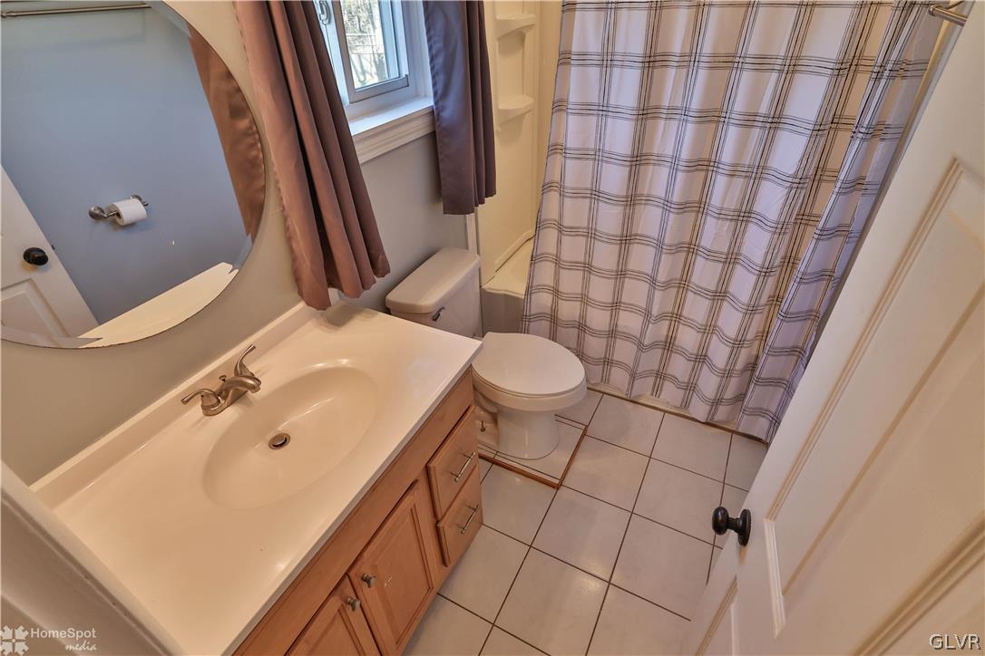 2428 Nottingham Road Bethlehem, PA 18017 - Photo 12 of 31 Full Bathroom