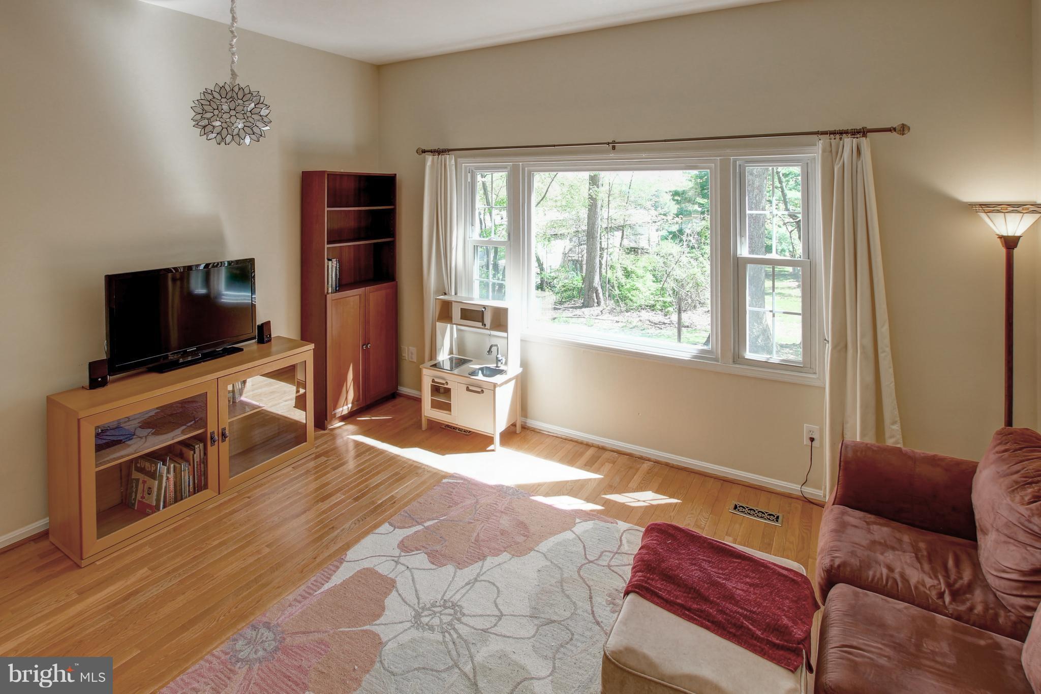 5839 Royal Ridge Drive, Unit 946 Springfield, VA 22152 - Photo 6 of 24 Living Room