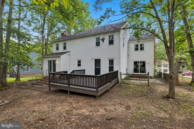 a view of a house with backyard and a tree