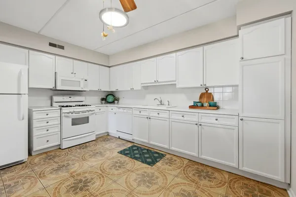 $309,900 | 7011 West Touhy Avenue, Unit 205, Niles, IL 60714