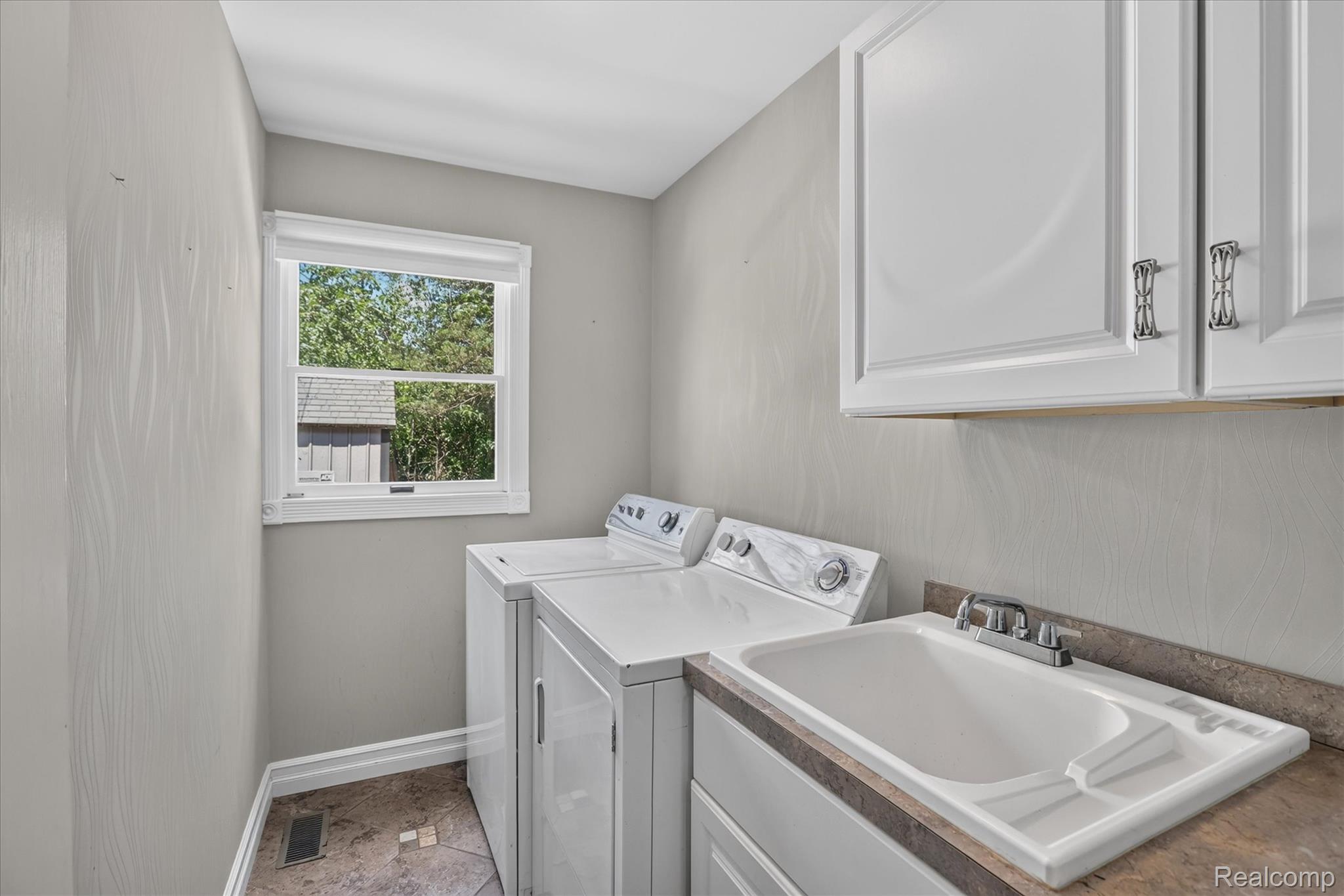 7186 East River Road Flushing, MI 48433 - Photo 14 of 47 Laundry room