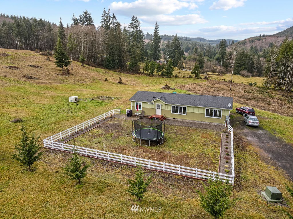 878 Oak Point Road Longview, WA 98632 - Photo 4 of 32 a view of a swimming pool with a yard